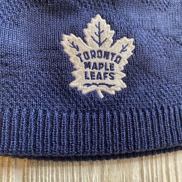 Fanatics Authentic Pro Toronto Maple Leafs Logo Locker Room Pom Beanie Hat New - Picture 2 of 6